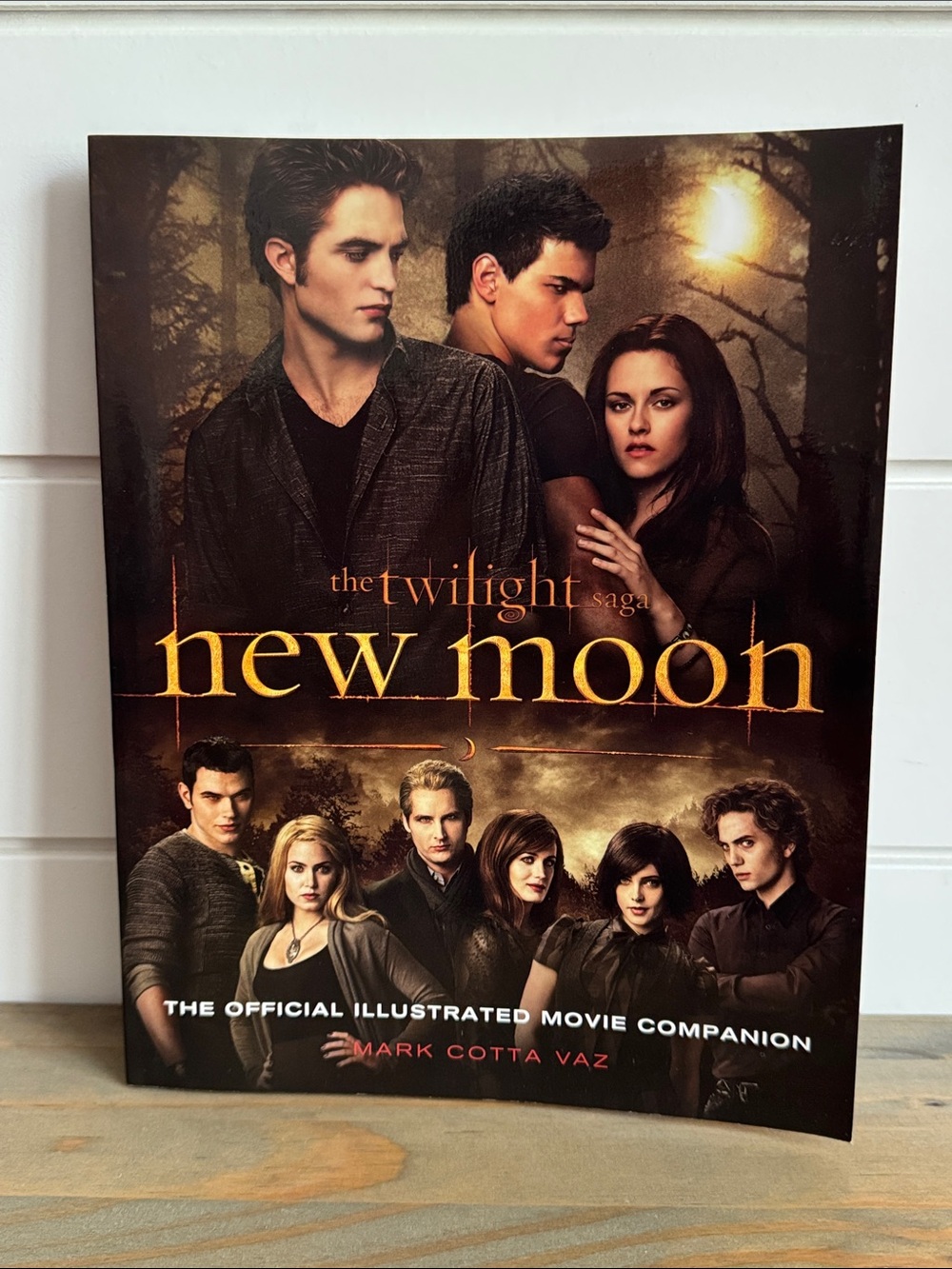 The Twilight Saga: New Moon - The Official Illustrated Movie Companion Book